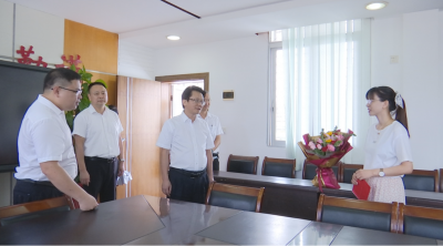 刘鸿涛、刘裕君率慰问组走访慰问教师代表