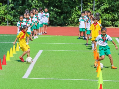 操场旧貌换新颜 绿茵场上展风采