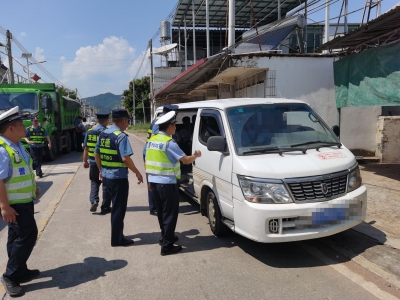 危险！蕉岭一货车、搅拌车被查，分别超限率达158.2% 44.8%！