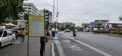 盼完善！嘉大西校门公交站有站无亭！市民候车不方便