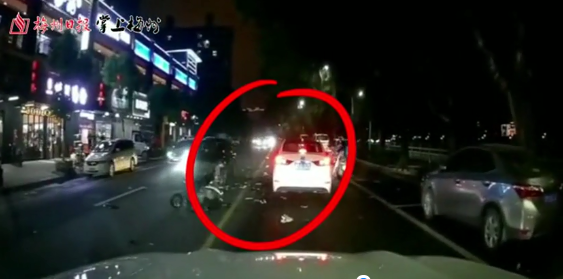 危险！危险！少年骑摩托“蛇形”走位超车，致撞上对向小车