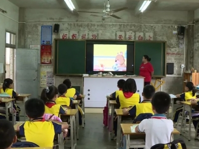 心系家乡教育！热心乡贤黄鼎贺向丰顺石联小学捐赠一批电教设备