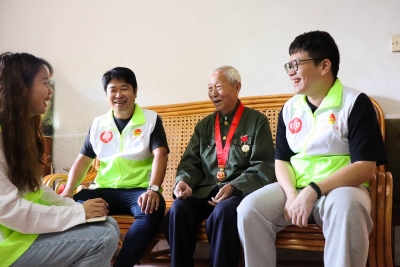 银青结对闪金晖 志愿服务暖五老！团员青年志愿者积极开展结对服务老党员行动