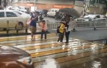 盼改造！梅城金燕大道有条“水淹”人行道，学生上下学不方便