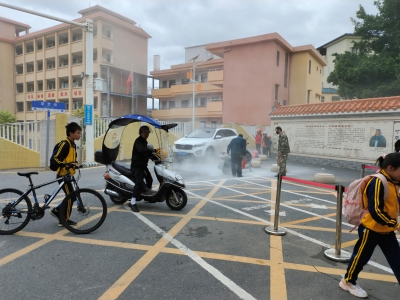 上学高峰期，学校门口电动摩托突发冒烟自燃！险哦！