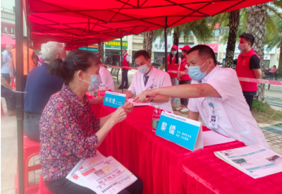 “秋冬季节要注意防寒保暖..."梅县区扶大社区开展关爱老年人健康义诊活动