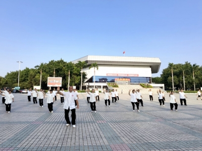 拳友同练太极拳 精神抖擞庆国庆