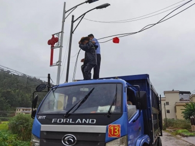 坠落电缆线绊倒骑车母子 丰顺民警雨中上演暖心一幕