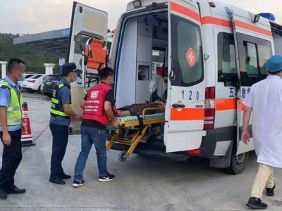 五华横陂服务区有旅客突发晕厥，他们火速救助...赞！