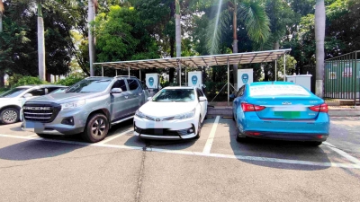 公共充电桩车位被燃油车“鸠占鹊巢”，这样停车不文明！