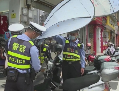 摩托车加装“遮雨棚”？交警：拆！