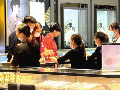 梅城金价近期小幅波动，现在适合买入吗？记者走访多家金店、银行...