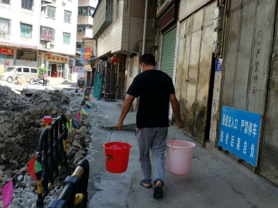 新闻追踪丨“有水啦！”停水10多天后，梅城这片区逐渐恢复正常用水