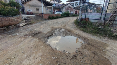 梅县区程江镇这段村道坑洼积水，村民很闹心！  村委：预计12月底前完成改造