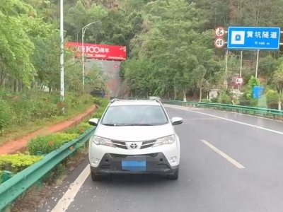 危险！小汽车在黄坑隧道附近逆行？记3分，罚200元