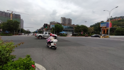 梅城秀兰大桥东端红绿灯突然“罢工”，临时红绿灯紧急“上岗”！交警部门：需5-6天才能恢复正常