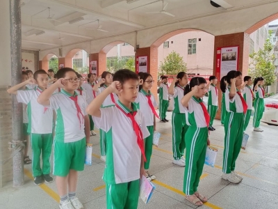 梅县区举行“以队带童·星火相传”少先队建队日主题活动