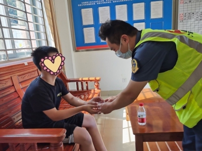 为赶时间，粗心父母竟把孩子落在高速公路收费站...