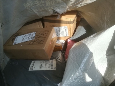 一大包快递掉高速路上了，里面有三四十个包裹！多亏了他们…