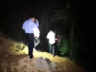 半百老人采药被困深山！3小时后，民警在荆棘丛里找到了他...