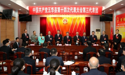 朱少辉率县委领导班子走访看望党代表