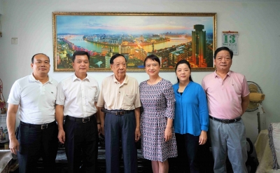 张晨走访慰问老年人：提升养老环境  树立敬老之风