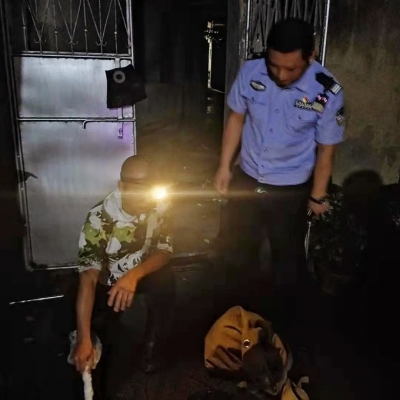 剧毒银环蛇闯进居民家中！梅江民警、“捕蛇达人”及时赶到