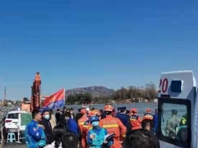 河北平山县通勤大巴车坠河已致2死，仍有12人失联