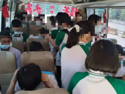 “驶”不得！客车核载31人坐上40人，学生和行李箱挤在过道，还有老人小孩...