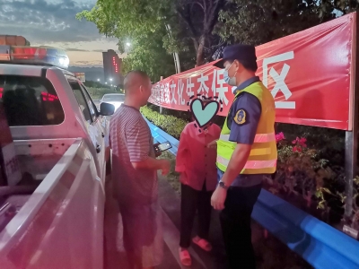 正能量！七旬老人误上高速，路政员暖心护送保平安！