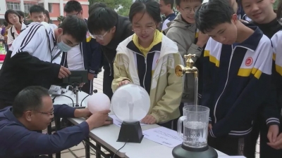 水火箭腾空、操场上的“物理实验室”...平远中学这场科技节，乐趣十足！