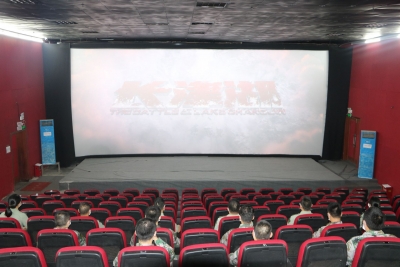 学党史军史汲取精神力量！平远县人武部组织干部群众观看红色电影《长津湖》