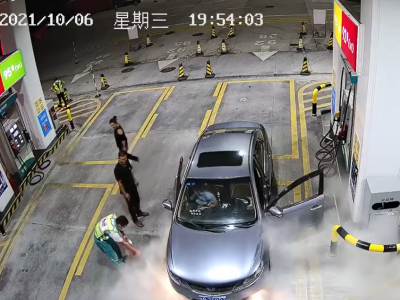 高速公路停车区加油站，小车突然冒烟并出现小火苗...险呀！视频在这