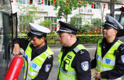 奖章熠熠生辉、群众交口称赞...他数十年如一日，心怀赤诚为百姓服务