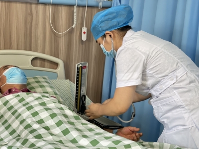 用炽爱温暖病榻上的患者...她，俯下身子获好评！