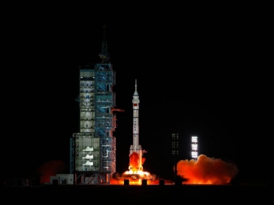 神舟十三号载人飞船与空间站组合体完成自主快速交会对接