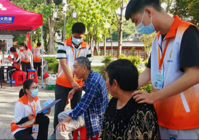 送药、义诊、普及安全用药知识...嘉应学院医学院药学志愿者到梅县区松口镇“送”健康