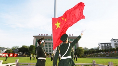 国旗下 中国梦！武警广东总队梅州支队举行“迎国庆”升旗仪式