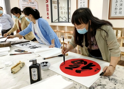 备好笔墨纸砚！今日，翰墨飘香进社区~