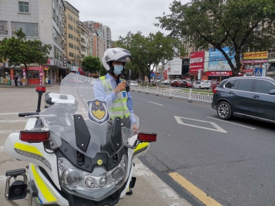 请带好“文明”上路！交警铁骑队出动“喊话劝导”