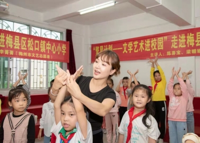 志愿者走进松口镇中心小学开展艺术支教活动…让文艺的种子扎根孩子的心灵！