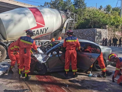 事发平远国道！小轿车和水泥搅拌车发生碰撞，3人被困