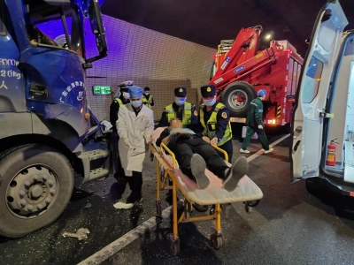 汕梅高速莲花山隧道两大货车追尾，1人被困…