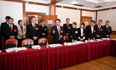 平远县委书记廖茂忠到各代表团看望慰问人大代表