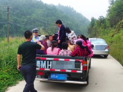 核载5人竟挤满18人！大埔一皮卡车被查，罚2000元、记6分！