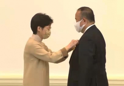 梅县籍乡贤余鹏春获授金紫荆星章！