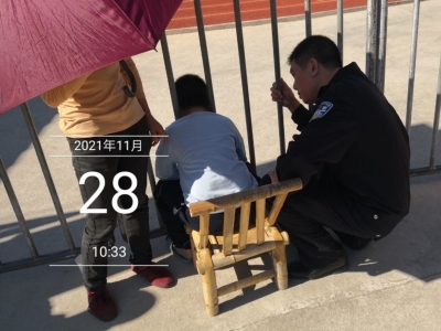 小男孩头卡铁栅栏出不来，急呀！