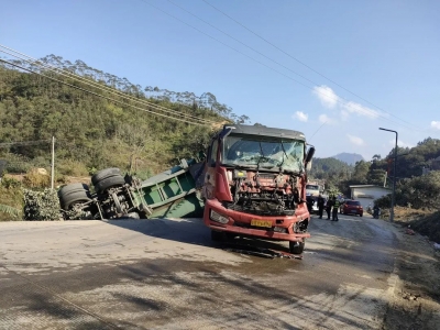 事发丰顺！两重型货车相撞，一司机卡在车内...