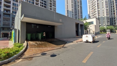 污水横流 气味难闻...垃圾中转站建在小区内，苦了住户！物业回应了