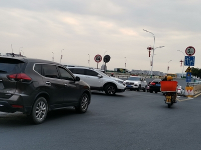 乱！嘉应大桥西端下穿隧道口道路通行环境有待提升